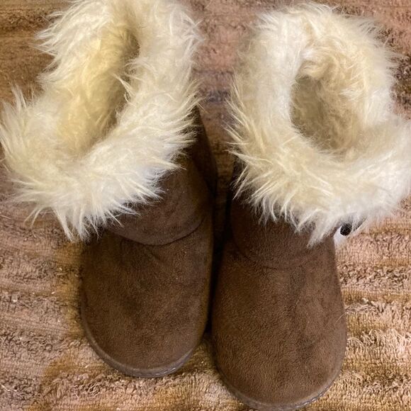 CHINA BUTTON CITY “uggish like” BOOTIES- SZ 23 - approx 6”. Fantastic condition - Picture 5 of 13